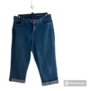 🔷NYDJ: Women’s size 16, crop style blue jeans with pockets, preowned🔷